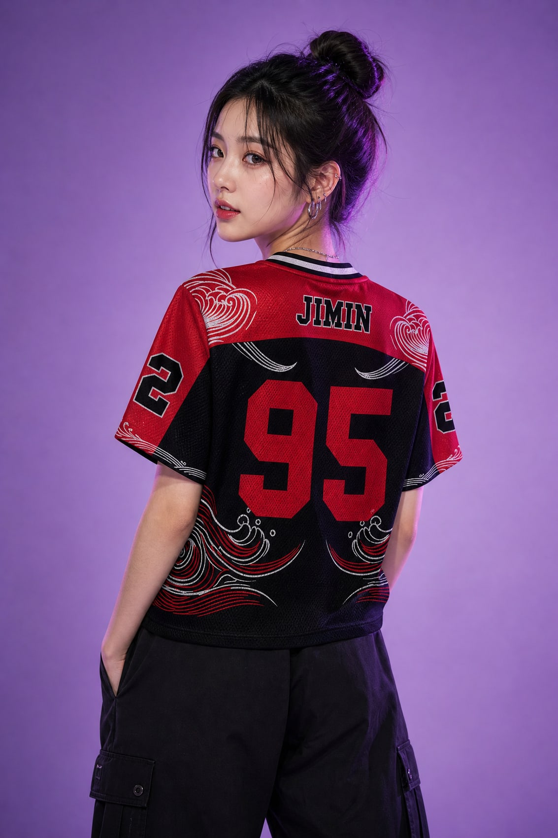 Maillot K-pop personnalisé porté de dos, nom et numéro du membre floqués, studio borahae — KpopCore