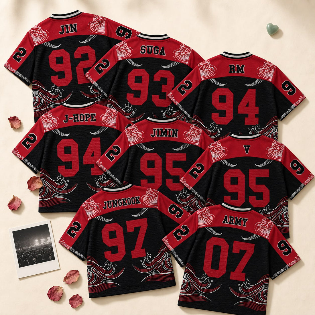 Maillots K-pop personnalisés vus de dos avec les noms et numéros des membres BTS