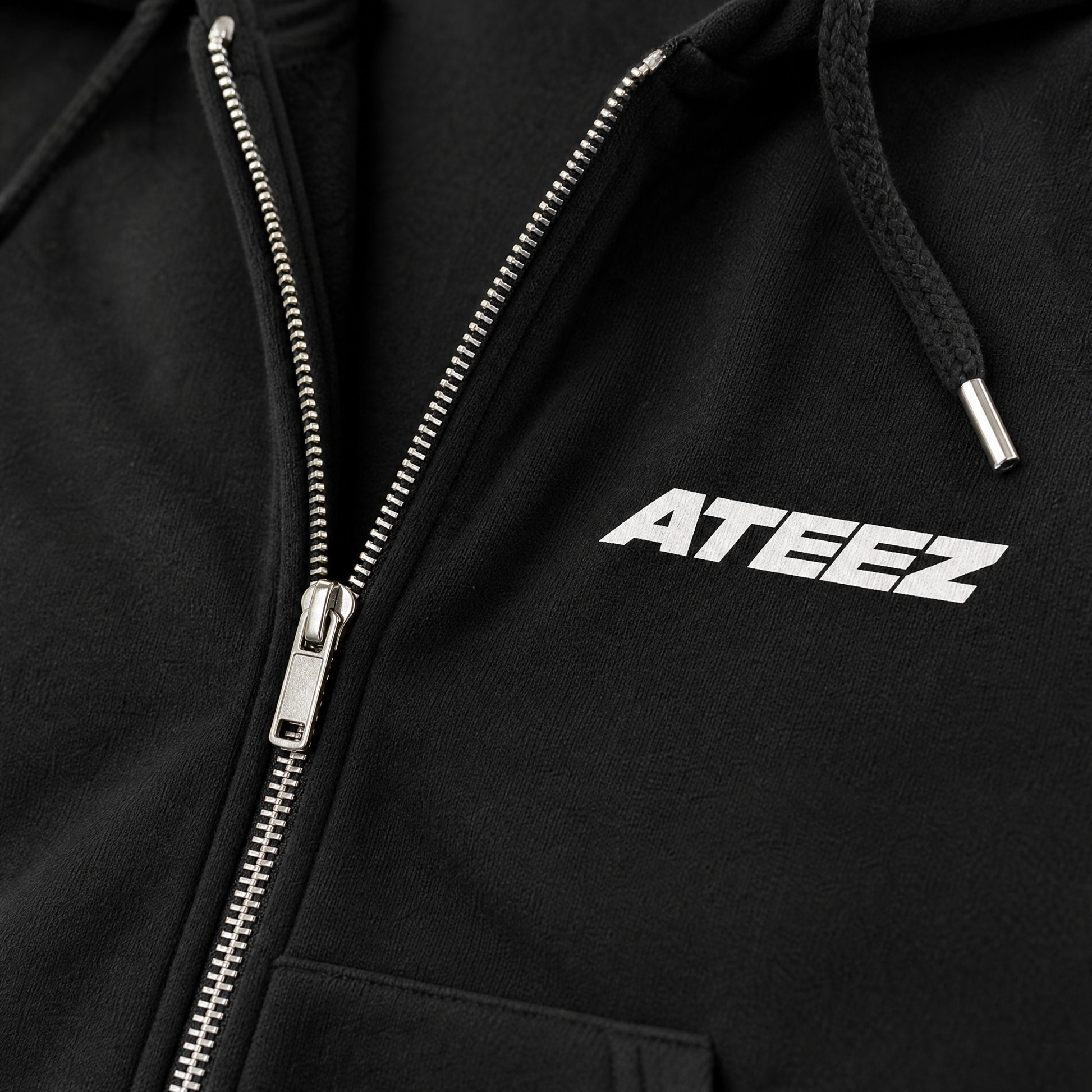 Détail — zip, logo ATEEZ, molleton