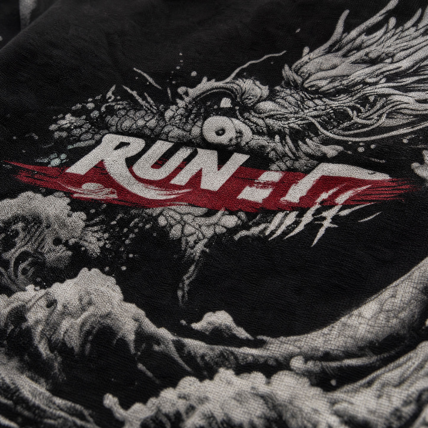 Détail — impression encre dragon, logo RUN IT, coton