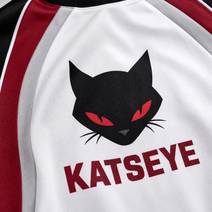 Détail — chat KATSEYE, coutures raglan