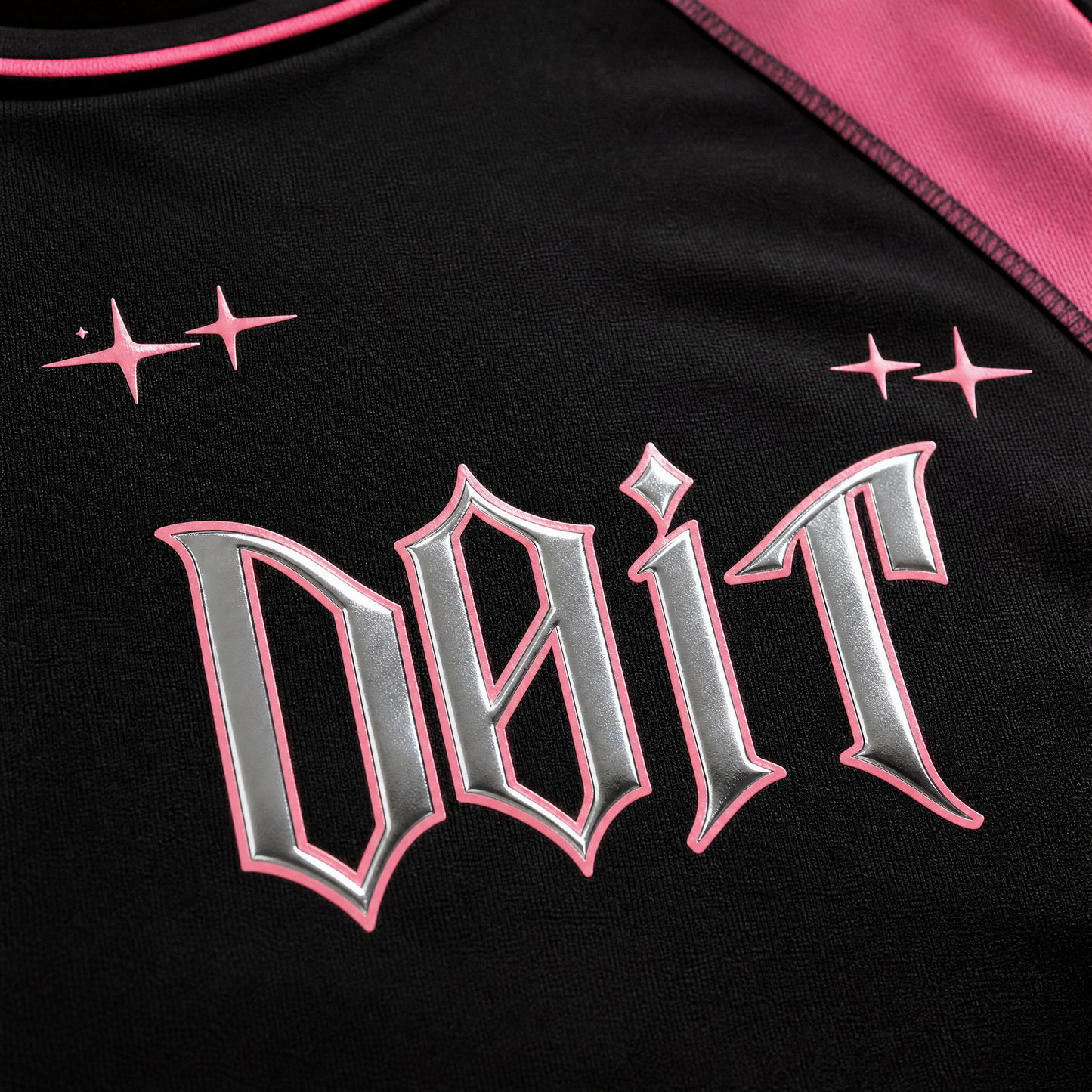 Détail — logo chrome D0iT, couture raglan rose, jersey