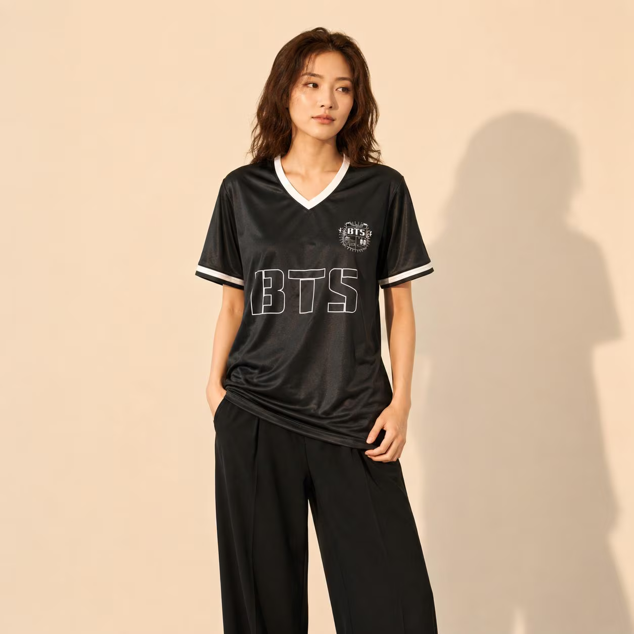 Maillot de foot BTS vu de face — wordmark BTS + crest