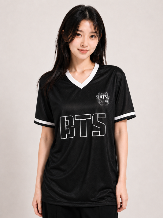 Maillot de foot BTS porté — col V blanc uni — wordmark BTS — KpopCore
